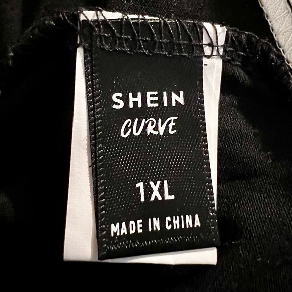 Like new black and white layered shirt. Women’s 1XL - Picture 6 of 6